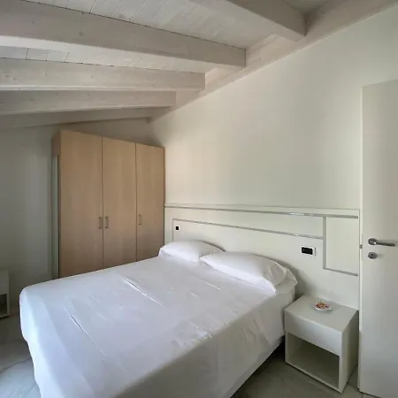Ξενοδοχείο με διαμερίσματα Royal Apt Lake Como 4*