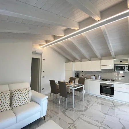 Ξενοδοχείο με διαμερίσματα Royal Apt Lake Como 4*